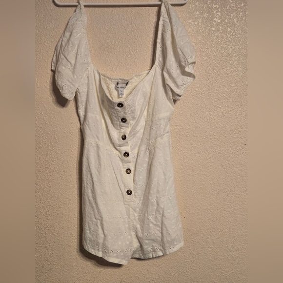 NWT Urban Outfiters  90s Romper White Eyelet Button-Down Size L - Picture 2 of 15